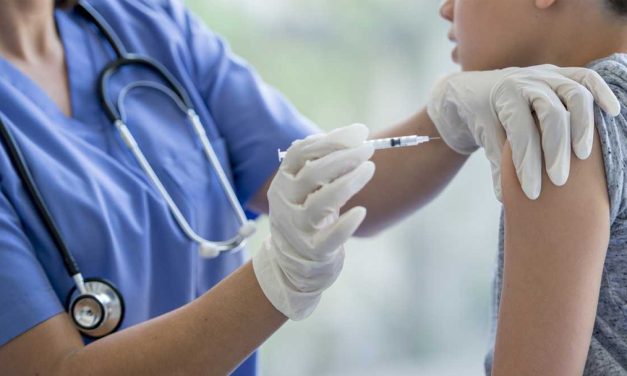 Vacunarán contra COVID a menores con comorbilidades
