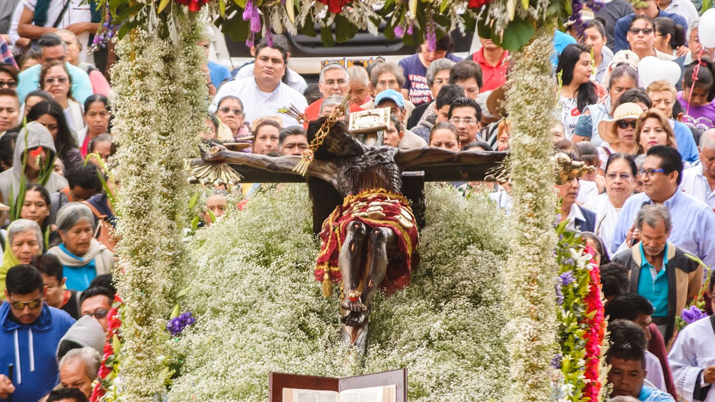 viven su fe en honor al senior de los corazones