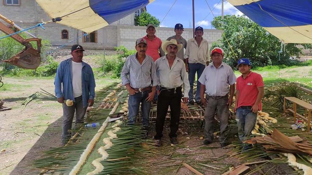 artesanos de veracruz elaboraron arco de cucharilla en