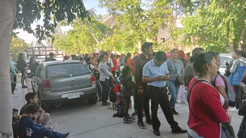 padres se forman de 8 a 2 horas para vales de uniformes