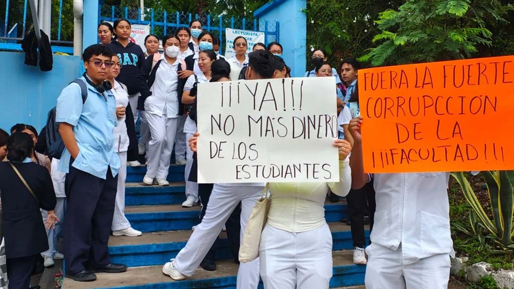 alumnos tomaron la facultad de enfermeria