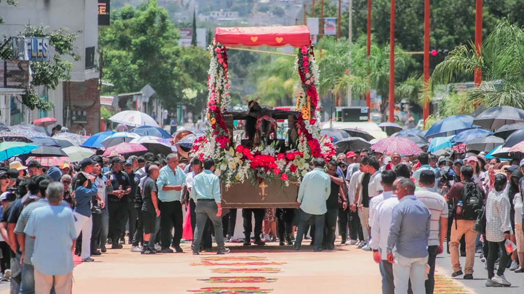 miles de huajuapeinos y visitantes acompanian en procesion al senior de los corazones