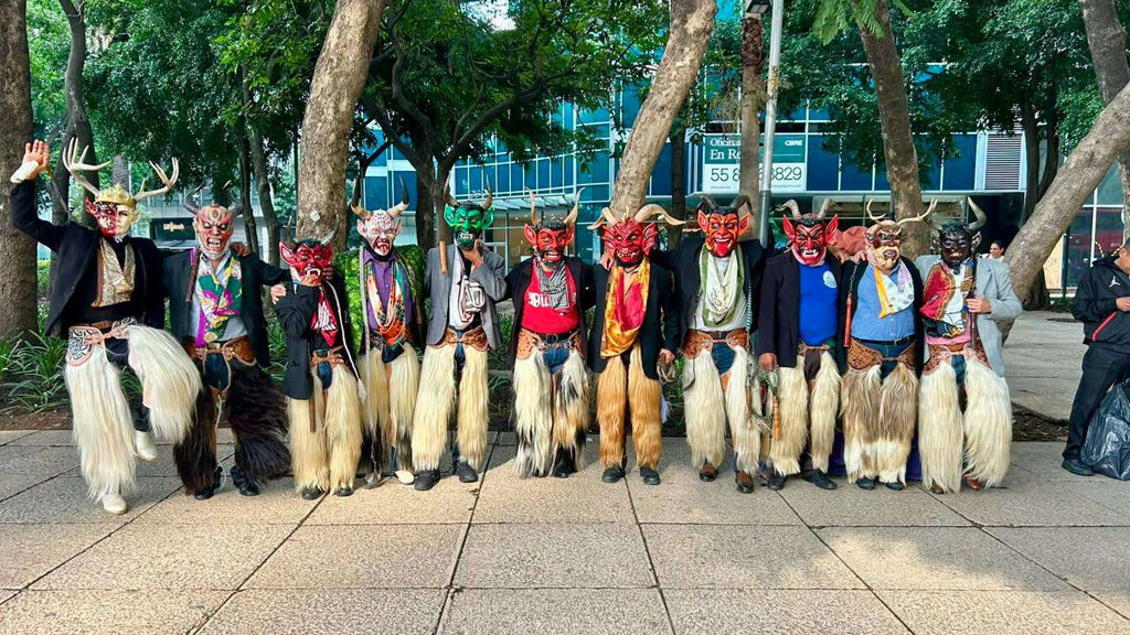 destacaron los diablos de juxtlahuaca en la mega calenda en la