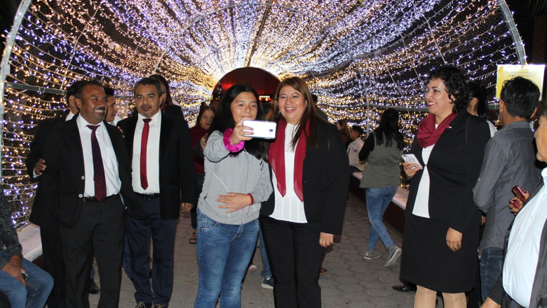 inicia-la-instalacion-de-arreglos-navidenios-en-el-parque