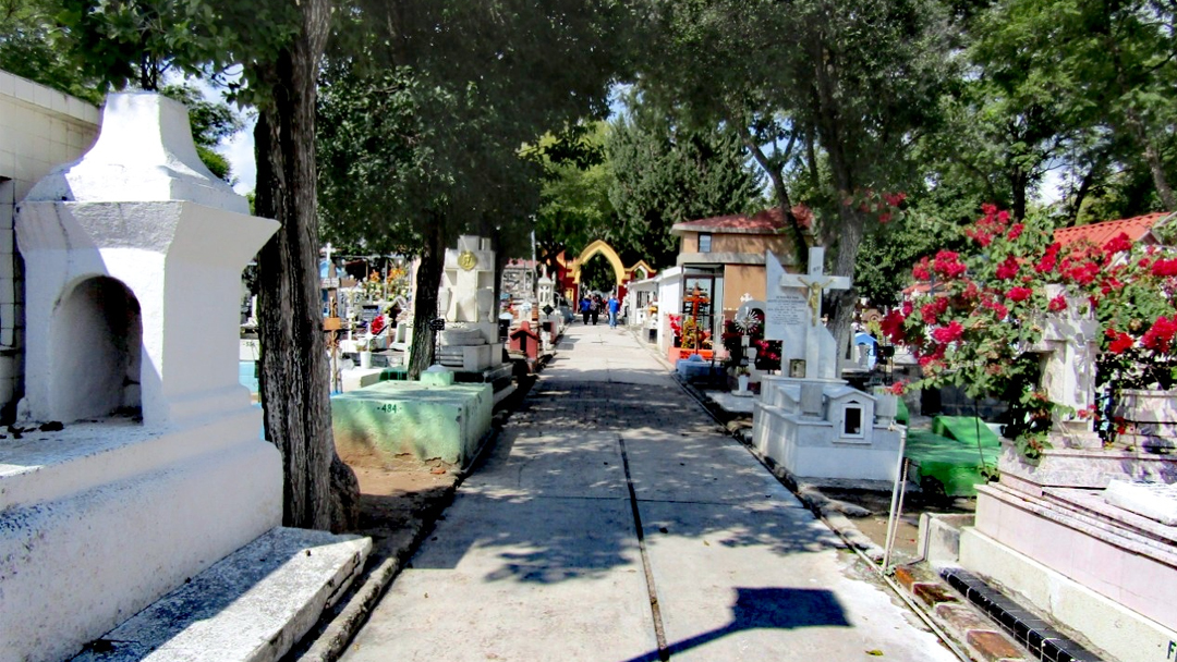 mas-de-10-mil-personas-visitaron-los-panteones
