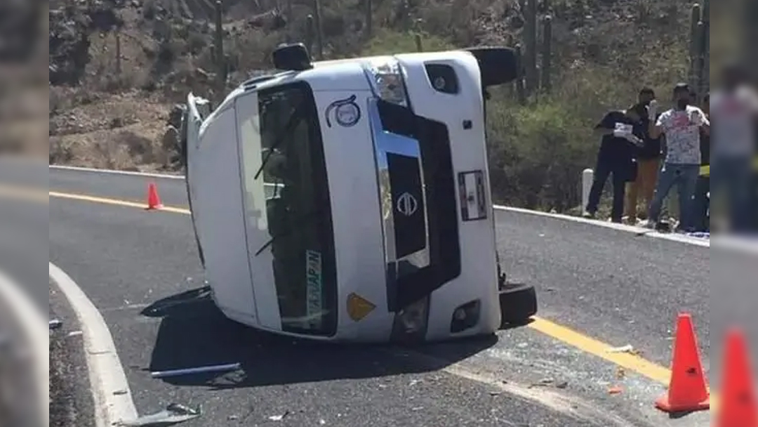 vuelca-colectiva-en-la-tehuacan-huajuapan