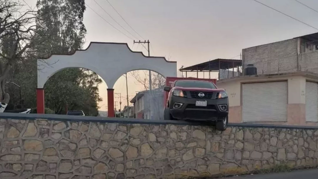 pierde-el-control-y-casi-cae-a-desnivel