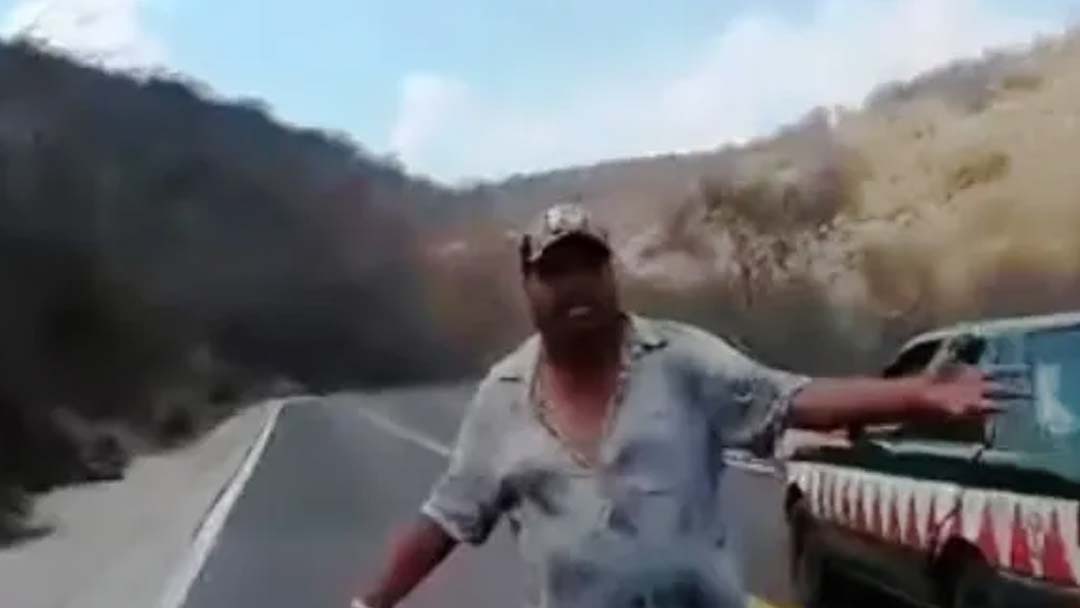 taxista-amenaza-con-machete-a-motociclista