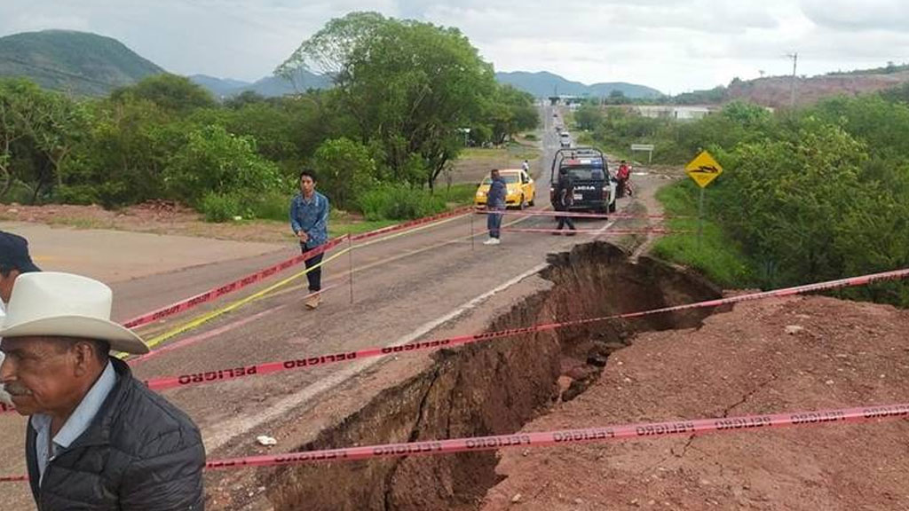 carretera-entre-acatlan-y-huajuapan-se-fractura