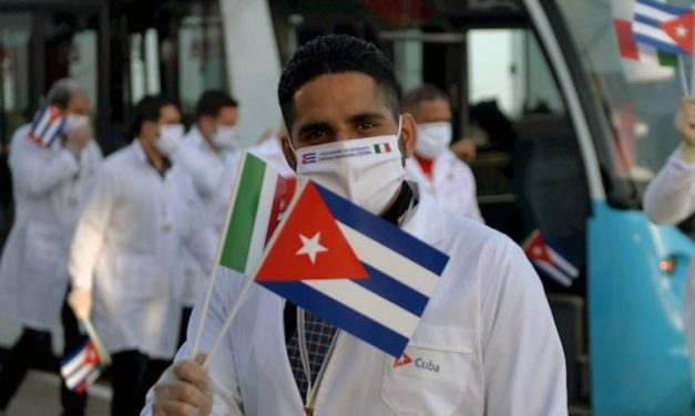Oaxaca recibe a 61 médicos especialistas cubanos